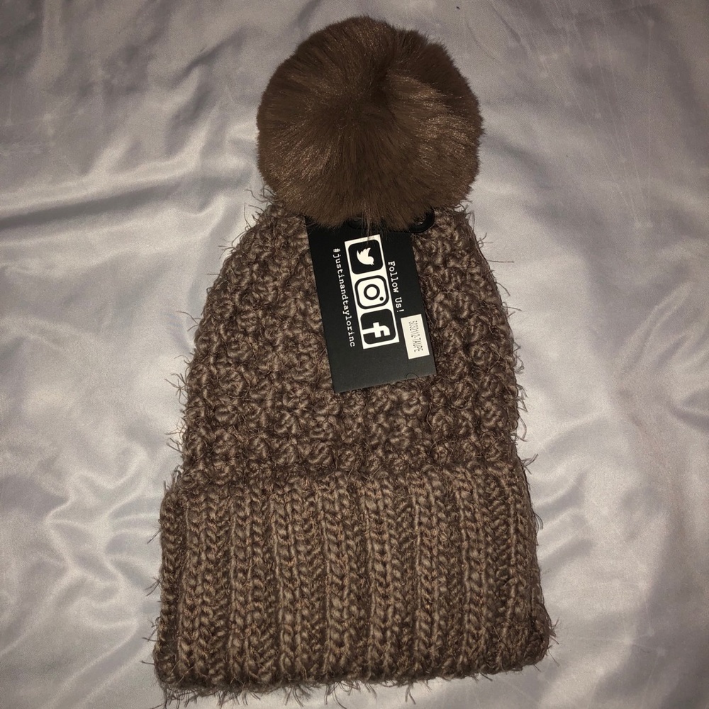 Justin&Taylor brown pom pom beanie